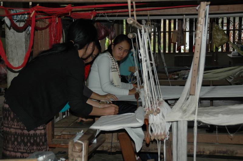 Weefsters van Phontong werken aan zijden sjaals